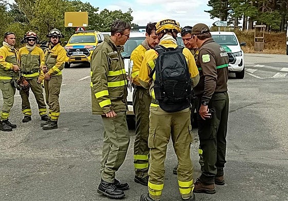 Cuadrillas terrestres en el punto del puesto de mando avanzado de La Pinilla, este lunes.