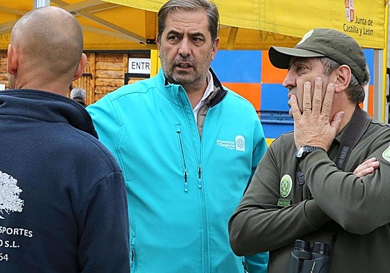 El alcalde de Riaza, Benjamín Cerezo (centro), habla con algunos de los integrantes del operativo en el puesto de mando avanzado de La Pinilla.