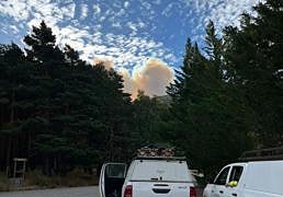 Más de trescientos efectivos combaten el fuego en el nordeste de Segovia