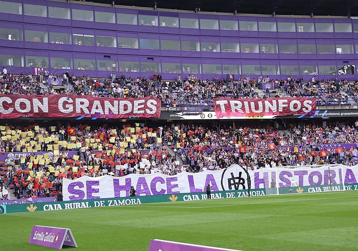 Pancartas en el derbi ante la Cultural con uno de los versos que forman parte del himno del Real Valladolid.