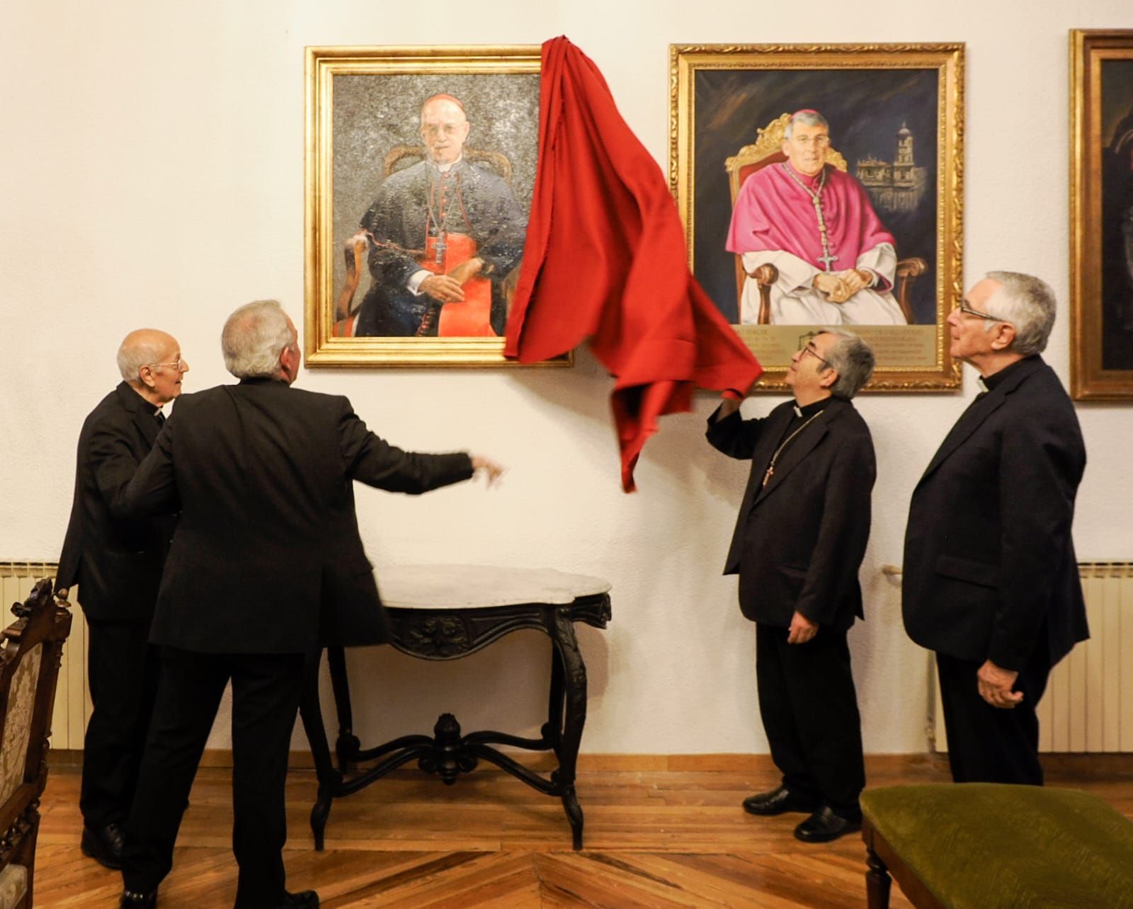 Entrega del retrato al cardenal Ricardo Blázquez.
