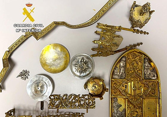 Algunos objetos sustraídos por el presunto ladrón de Villarcayo en dos iglesias de Cantabria.