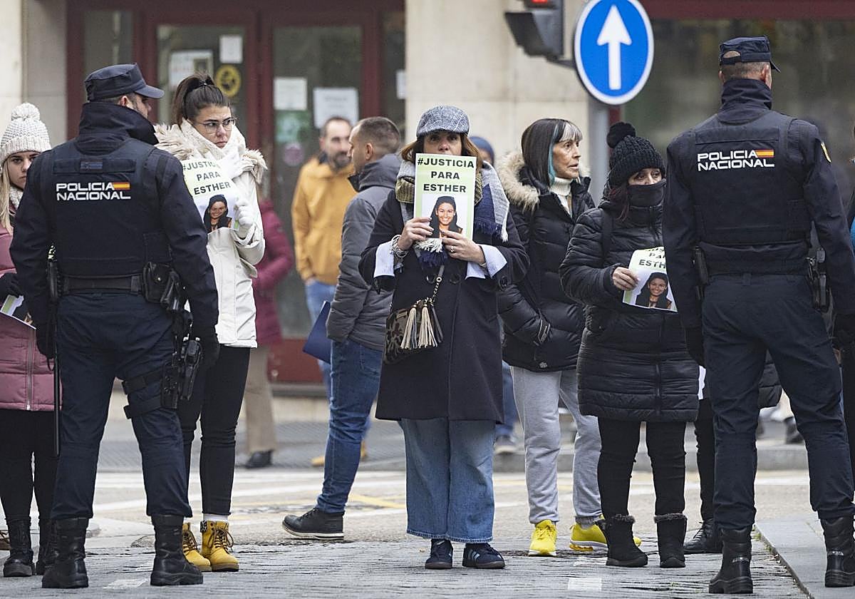 Concentración en las puertas del juzgado para pedir justicia para Esther.