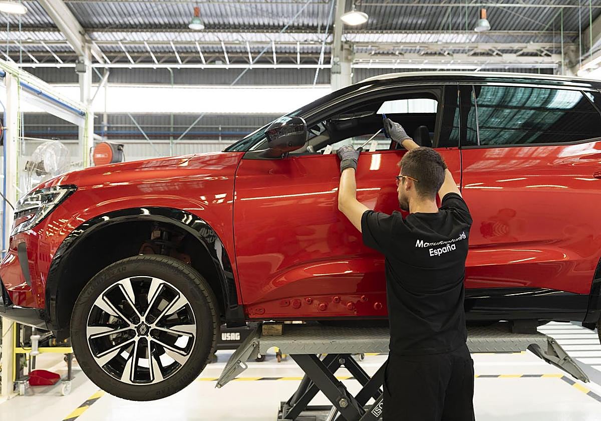 Un trabajador de Renault en las instalaciones de Valladolid.
