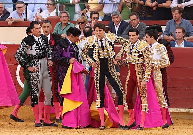 Roca Rey, atendido tras la violenta voltereta.