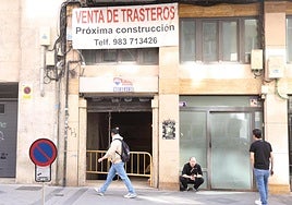 La entrada a la antigua sala Cabana en la calle Felipe II, que se reconvertirá en trasteros.