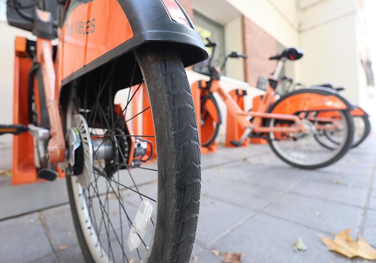 Detalle de la rueda trasera de una bici de Biki en la estación del Lava.
