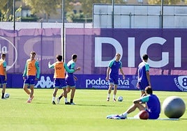 Algunos de los jugadores del Real Valladolid, presentes durante el entrenamiento a primera hora de este martes