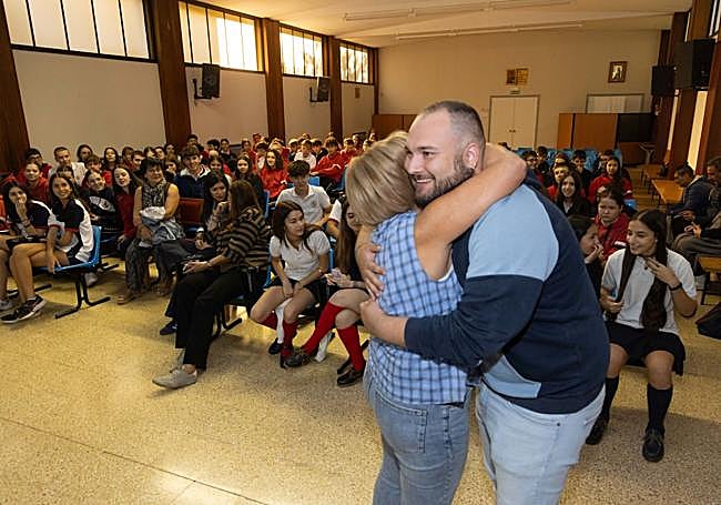 'Sela' abraza a Víctor Cubillo, ex alumno suyo y ahora profesor que le sustituirá en el área de Ciencias Sociales e Historia