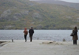 Paseantes por la zona del Lago de Sanabria, en Zamora.