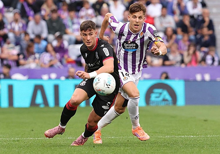 Alejo pugna por un balón con un rival de la Cultural.