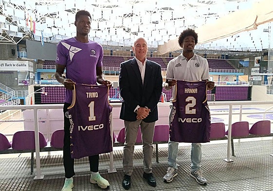 Sam Taiwo y Jacob Hanna posan con sus camisetas, escoltando a Mike Hansen.