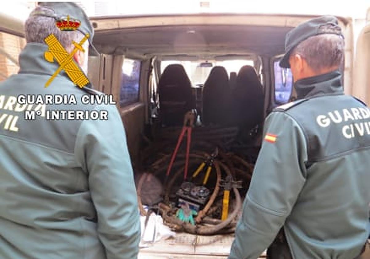 Cabe y objetos hallados en uno de los vehículos utilizados por los autores.