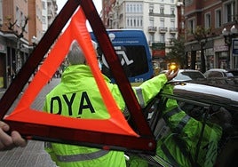 Triángulo de preseñalización, que será sustituido por la señal V-16 (al fondo).