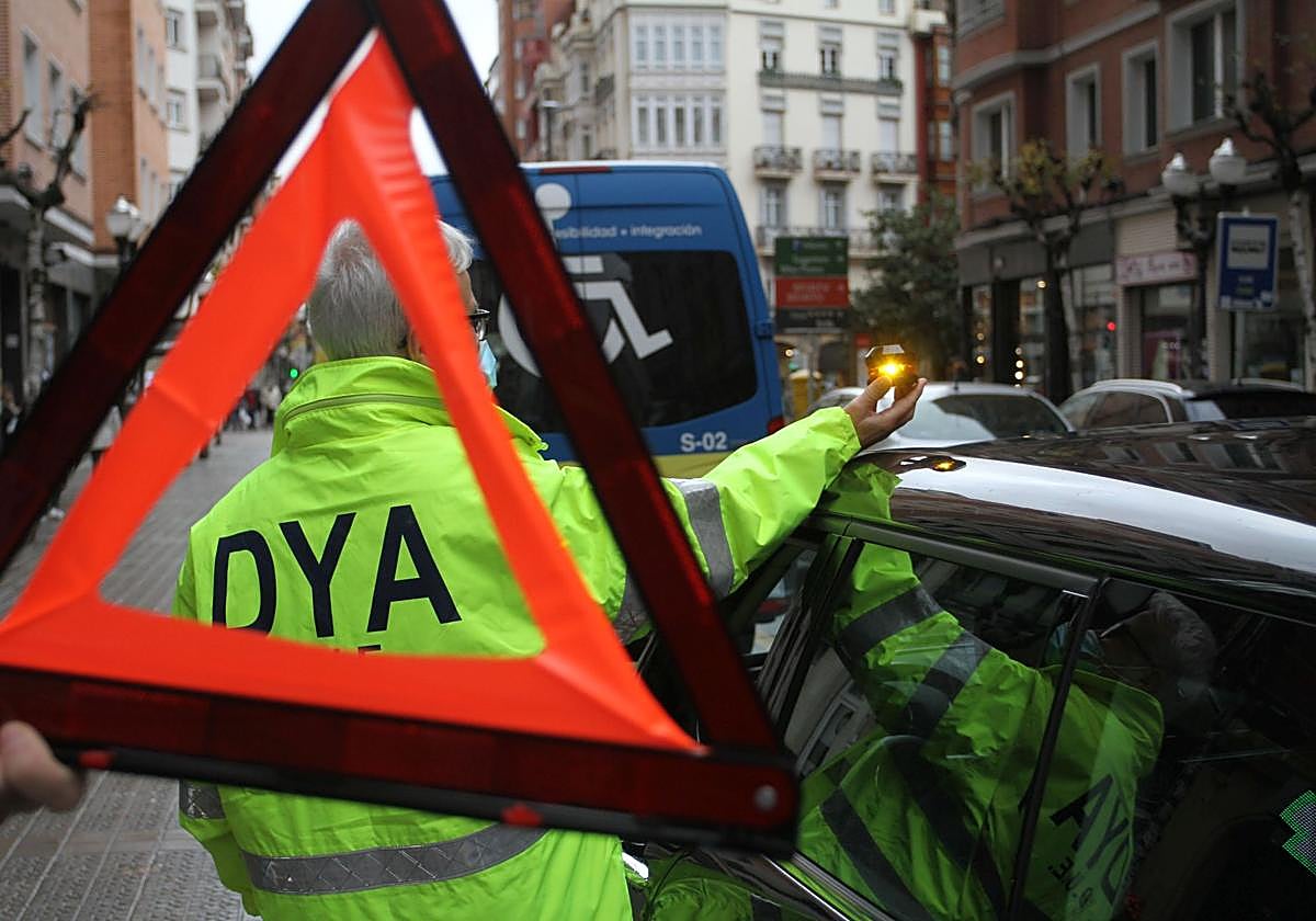 Triángulo de preseñalización, que será sustituido por la señal V-16 (al fondo).