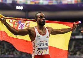Pineda celebra el oro del Mundial en la India.