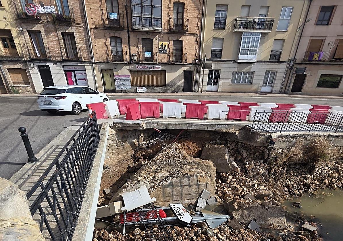 Aspecto del derrumbe en la zona adyacente al puente.