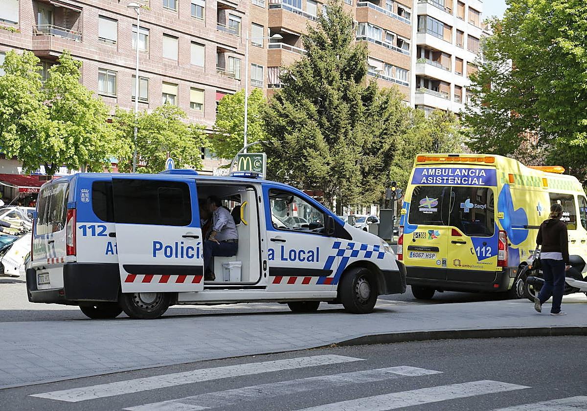 Policía Local y ambulancia, en la zona de San Lázaro, en una imagen de archivo.