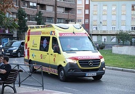 Ambulancia en la que ha sido trasladado el hombre al hospital.