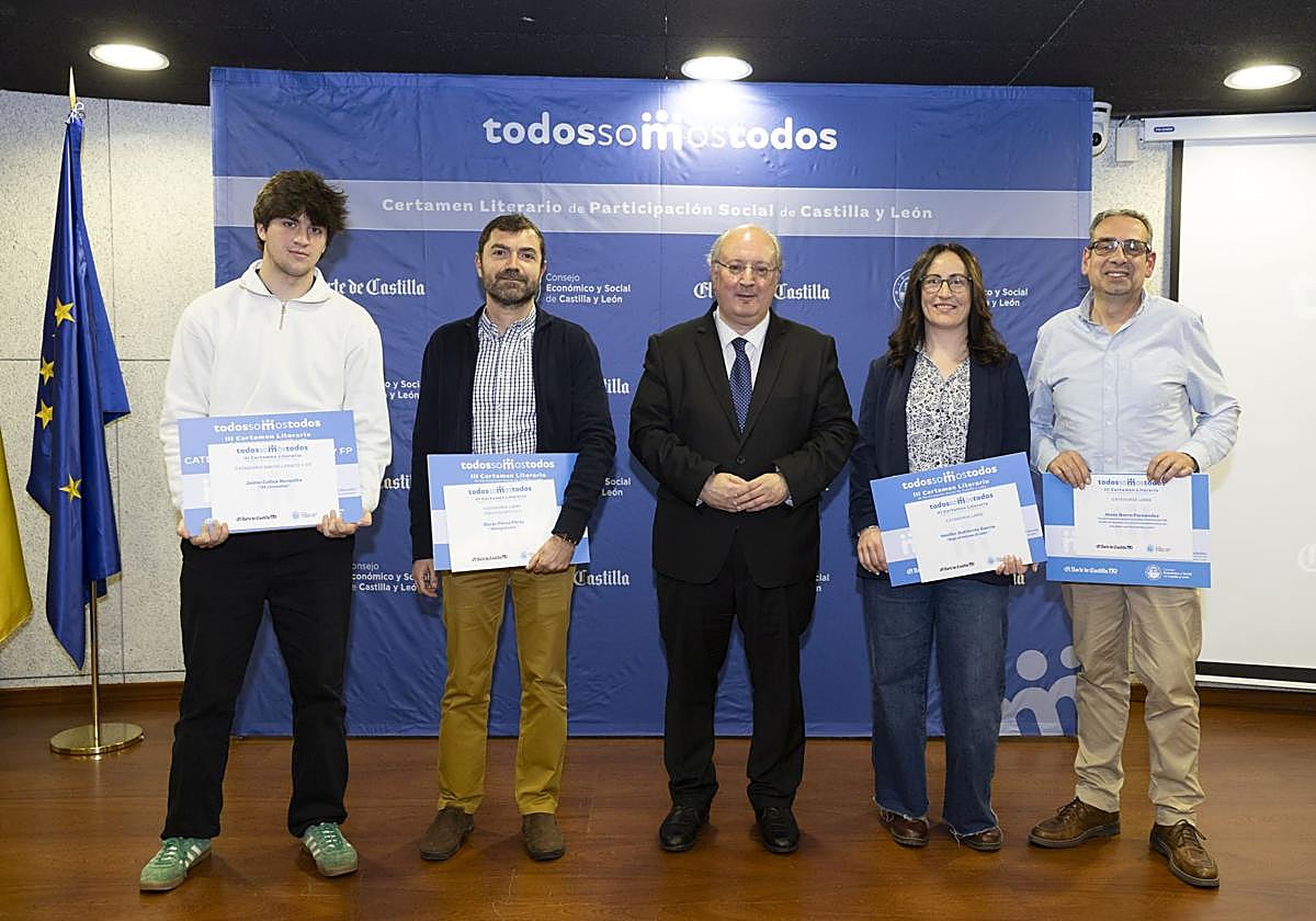 Ganadores de la pasada edición junto al presidente del CES, Enrique Cabero.