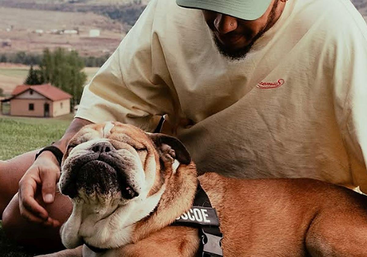 Lewis Hamilton con su perro Roscoe.