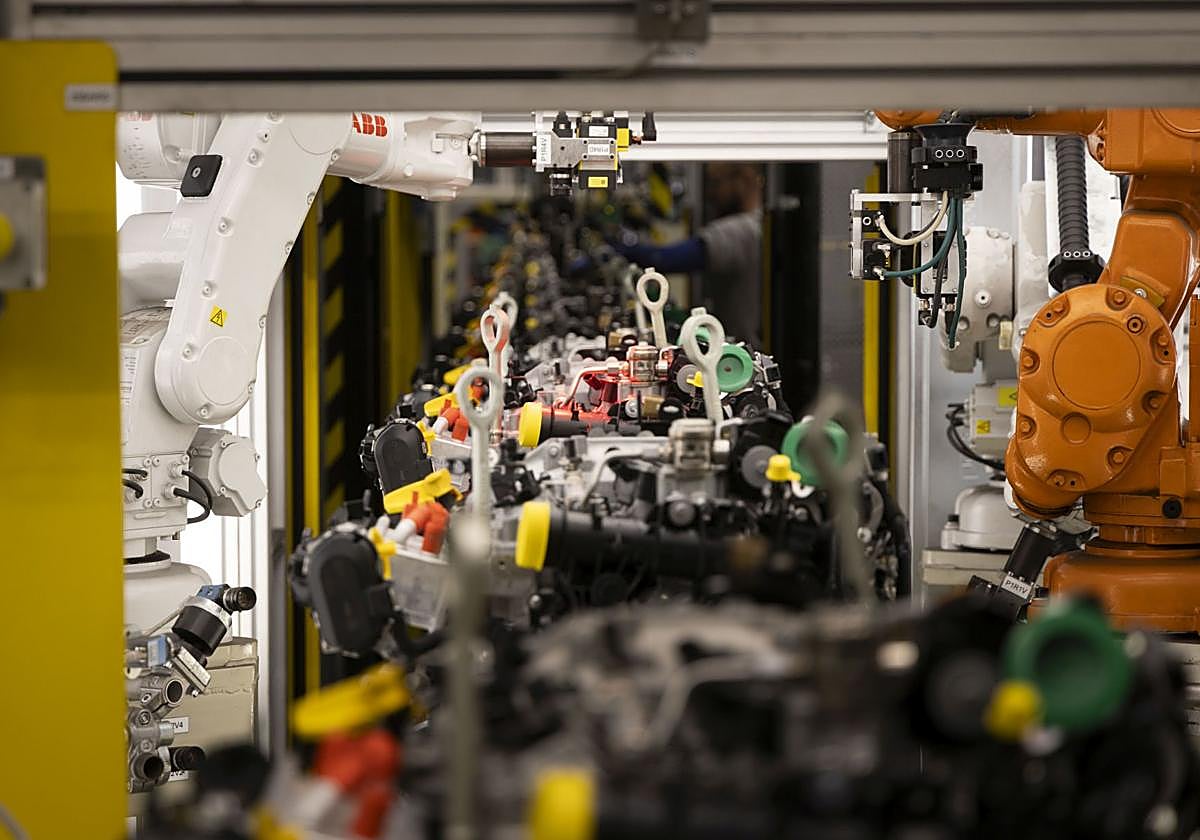 Motores en la línea de fabricación de la factoría de Horse de Valladolid.