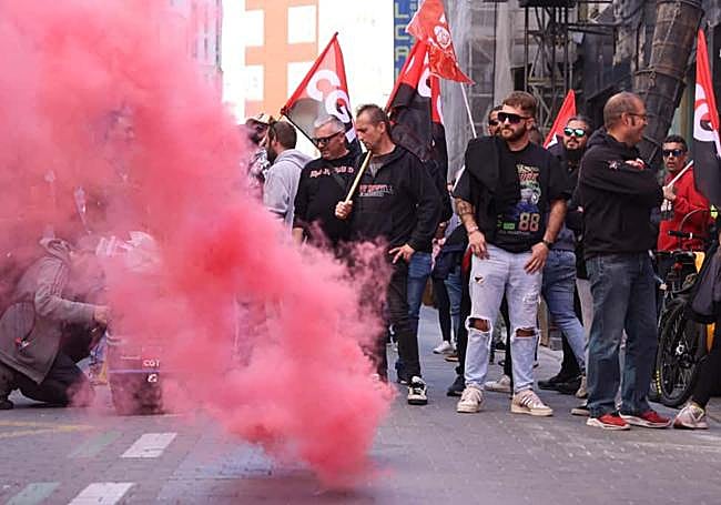 La plantilla de la filial de Lingotes concentrada ante su sede de la calle Colmenares de la ciudad.