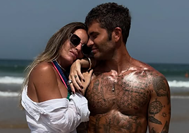 Marta Castro y Rodri Fuertes en la playa.