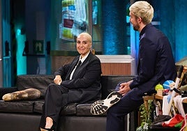 Mónica Naranjo con David Broncano en 'La Revuelta'.