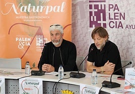El cocinero Víctor Carranza acompaña al concejal de Cultura, Francisco Fernández, en la presentación de Naturpal.