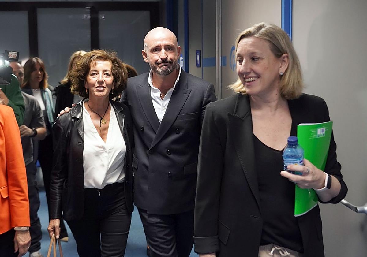 Jaime de los Santos entra a la reunión con la diputada Mercedes Cantalapiedra y la vicepresidenta de la Junta, Isabel Blanco.