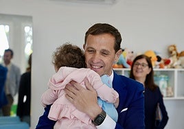 El presidente de la Diputación, Conrado Íscar, visita la escuela infantil de Medina de Rioseco.