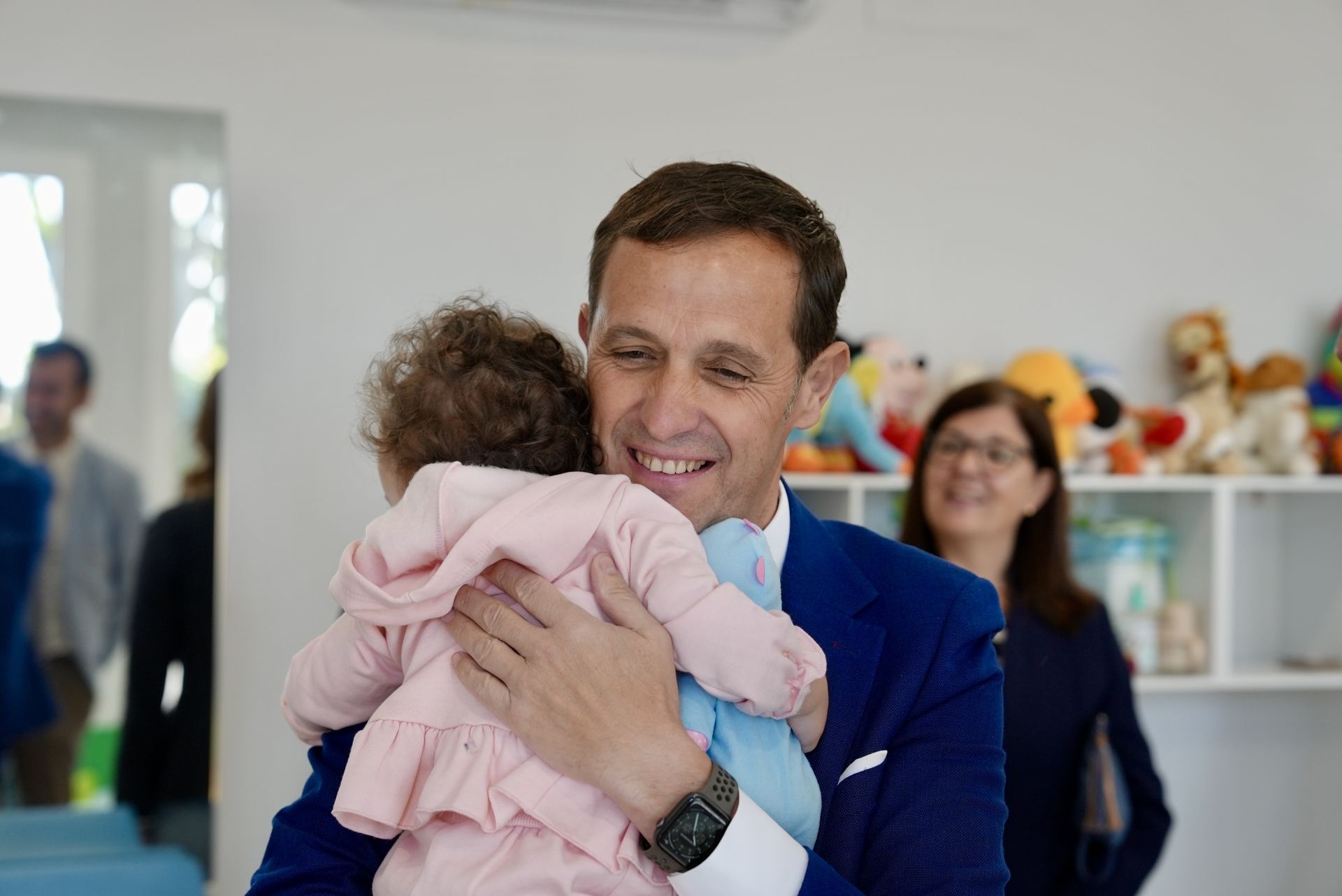 El presidente de la Diputación, Conrado Íscar, visita la escuela infantil de Medina de Rioseco.