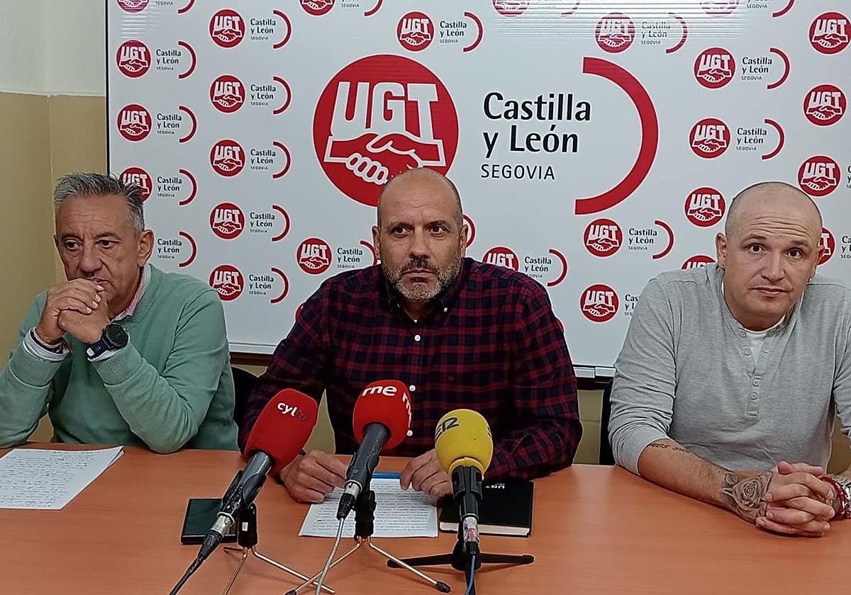 Manuel Sanz (izq.), Gorka López Prieto, y el delegado de los trabajadores, Francisco Javier Méndez.