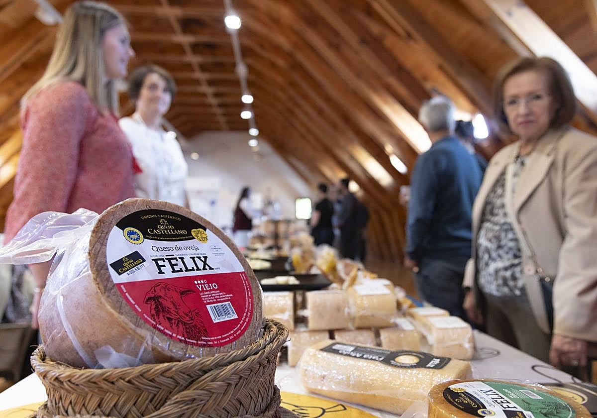 Asistentes y productos durante la pasada edición de la feria Vallaqueso.