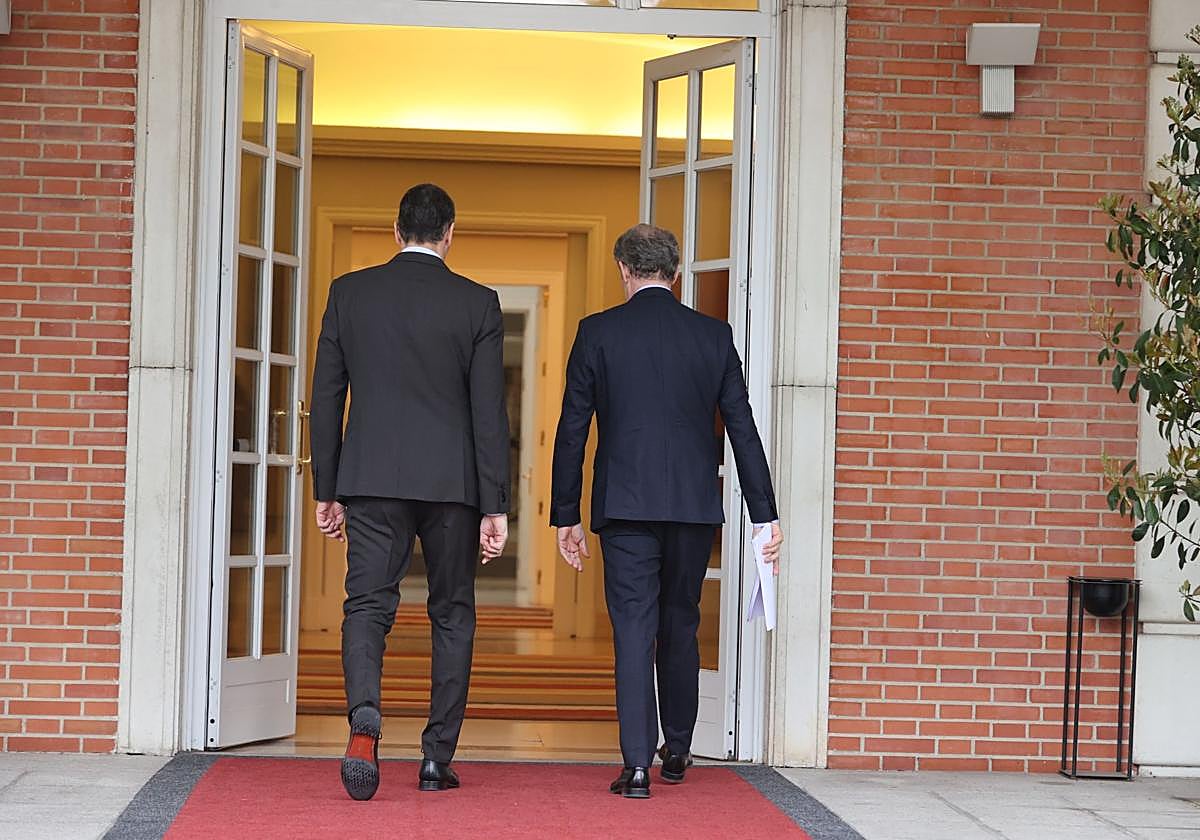 Pedro Sánchez y Alberto Nüñez Feijóo, antes de una reunión en la Moncloa en marzo de este año.