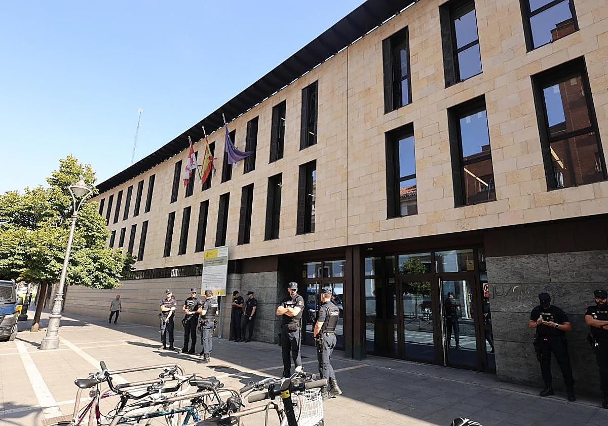 Un cordón policial en los juzgados de la calle Angustias, el pasado mes de septiembre.