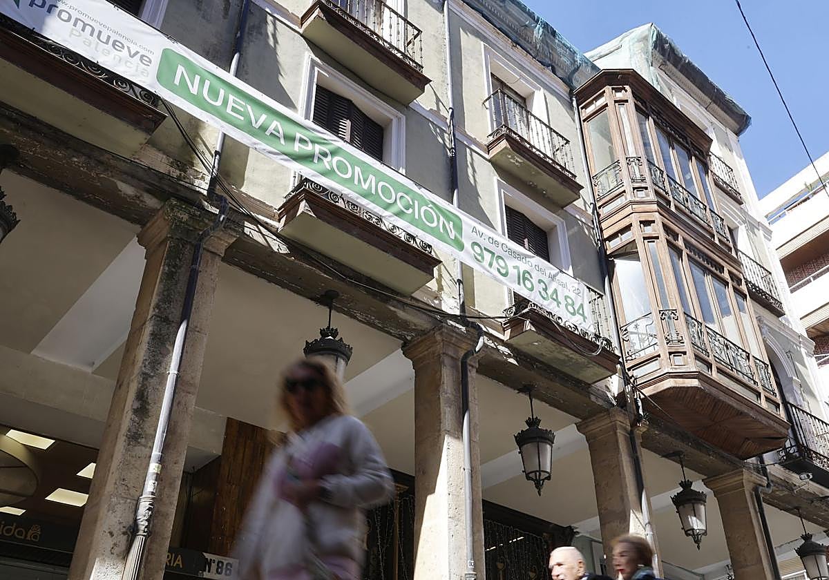 Edificio de viviendas en rehabilitación en la Calle Mayor de Palencia.
