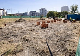 Los operarios trabajan en las labores de desbroce y cimentación de la futura sede de RTVE en la Ciudad de la Comunicación, situada entre el edificio de la Tesorería de la Seguridad Social y la plaza de León de la Riva (al fondo se ve su geoda central).