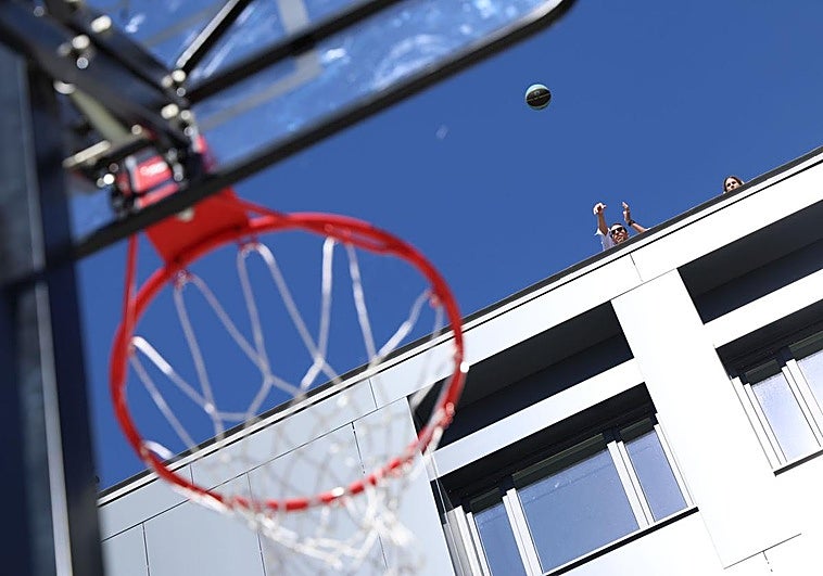 El vicerrector lanza para encestar desde el tejado de la UEMC.