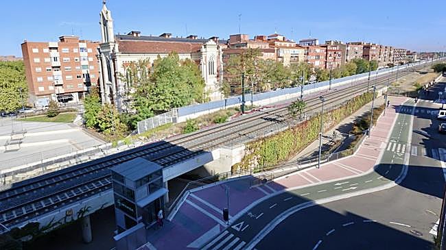 Imagen después - Imágenes de la zona del paso a nivel en 2015 y en la actualidad.