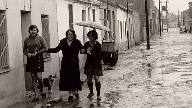 Imagen antes - A la izquierda, el Barrio Belén a finales de los años 60 con las calles aún sin asfaltar. A la derecha, una calle del Barrio Belén en la actualidad.