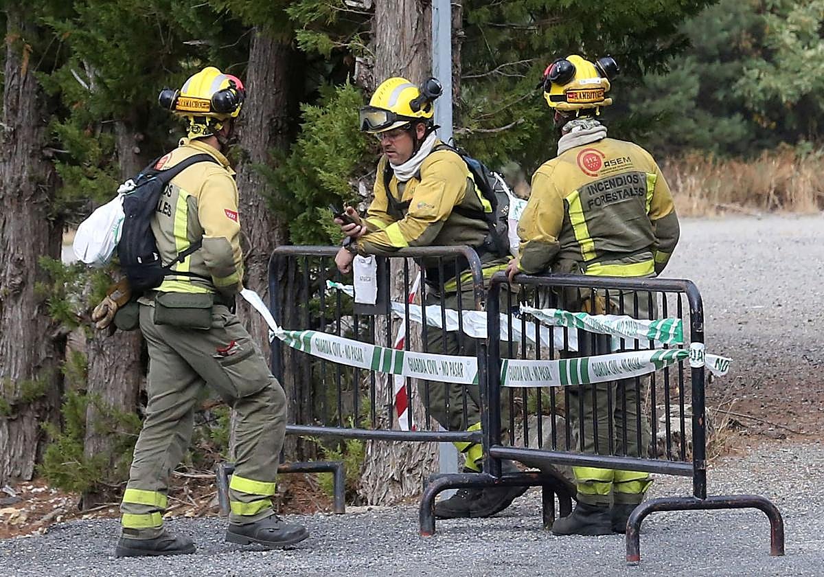 Bomberos de las tareas de extinción.
