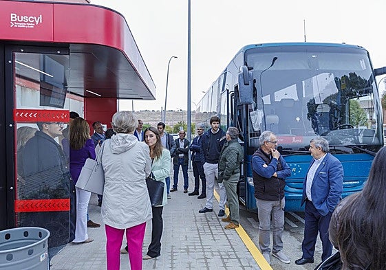 A la izquierda, la marquesina instalada en La Lastrilla.