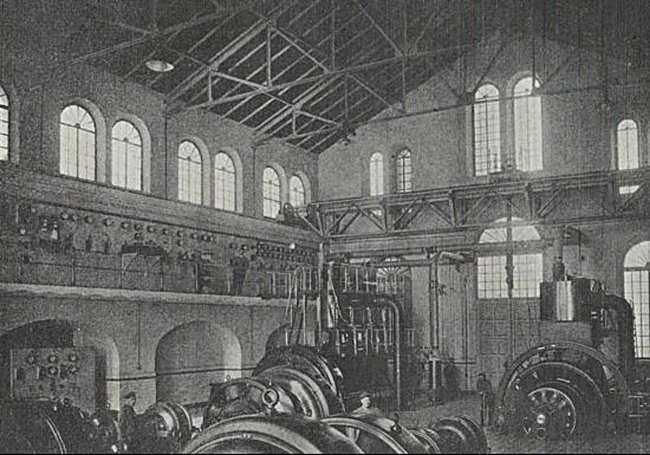 Sala de máquinas de la central de la Electra Popular de la calle Veinte de Febrero en 1911.