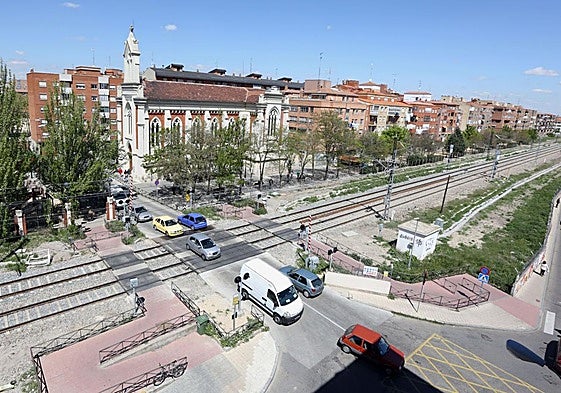 Imagen del paso a nivel de Pilarica antes de su cierre, en el año 2015.