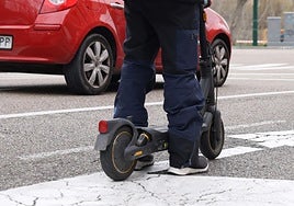 Imagen de archivo de un patinete eléctrico circulando por Valladolid.