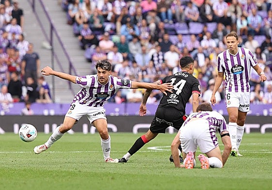 Meseguer pelea por el balón durante el último Real Valladolid-Cultural Leonesa