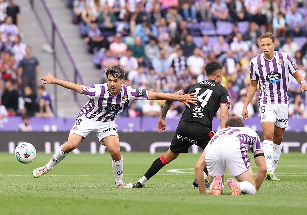 Meseguer pelea por el balón durante el último Real Valladolid-Cultural Leonesa