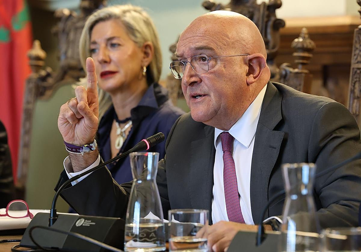 El alcalde, Jesús Julio Carnero, el pasado lunes durante el pleno municipal.